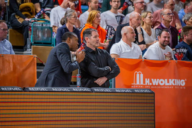 1. Basketball Bundesliga, easyCredit BBL, Saison 2026 2027, Herren, Hauptrunde, 5. Spieltag, 10.10.2026, RASTA Vechta - ratiopharm ulm Ty Harrelson (Head Coach - ratiopharm ulm) im Gespräch mit Tyron McCoy (Assistent Coach - ratiopharm ulm) Vechta RASTA Dome Niedersachsen Deutschland