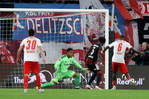 10.10.2026, xtgx, Fussball 1.Bundesliga, RB Leipzig - Eintracht Frankfurt v.l. Noah Atubolu (Eintracht Frankfurt) Lilian Brassier (Eintracht Frankfurt) Ezechiel Banzuzi (RB Leipzig) Zweikampf, Aktion, action, battle for the ball (DFL DFB REGULATIONS PROHIBIT ANY USE OF PHOTOGRAPHS as IMAGE SEQUENCES and or QUASI-VIDEO) Leipzig