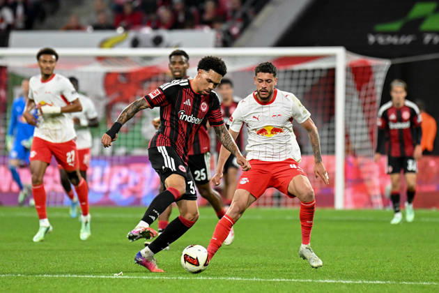 Fußball I Herren I Saison 2026-2027 I Bundesliga I 5. Spieltag I RB Leipzig - Eintracht Frankfurt I 10.10.2026 Pharrell Collins (34, Eintracht Frankfurt), Romulo Cardoso Da Cruz (40, RB Leipzig) Leipzig Red Bull Arena Sachsen Deutschland Copyright: xLobeca InesxHähnelx