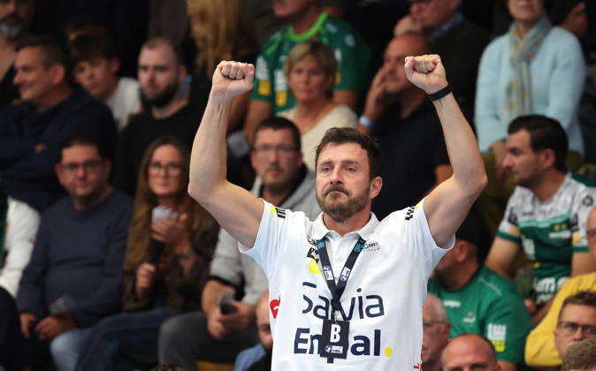 10.10.2026, Deutschland, Göppingen, Handball Opel HBL Bundesliga, FRISCH AUF! Göppingen vs. SG BBM Bietigheim, FAG Trainer Ben Matschke, jubelt, Jubel, ballt die Fäuste, Faust