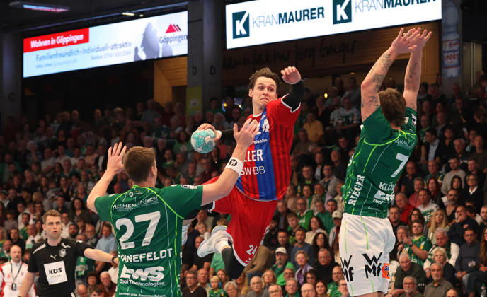 10.10.2026, Deutschland, Göppingen, Handball Opel HBL Bundesliga, FRISCH AUF! Göppingen vs. SG BBM Bietigheim, v.l. Oskar Sunnefeldt (FAG), Maxim Orlov (BBM), Viktor Klöve (FAG)
