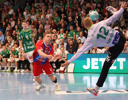 10.10.2026, Deutschland, Göppingen, Handball Opel HBL Bundesliga, FRISCH AUF! Göppingen vs. SG BBM Bietigheim, v.l. Till Hermann (BBM), Kristian Saeveras (FAG)