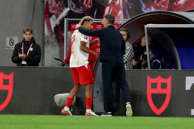 10.10.2026, xgox, Fussball 1.Bundesliga, RB Leipzig - Eintracht Frankfurt v.l. Auswechslung Antonio Nusa (RB Leipzig) Trainer Coach Martin Demichelis (RB Leipzig) (DFL DFB REGULATIONS PROHIBIT ANY USE OF PHOTOGRAPHS as IMAGE SEQUENCES and or QUASI-VIDEO) Leipzig
