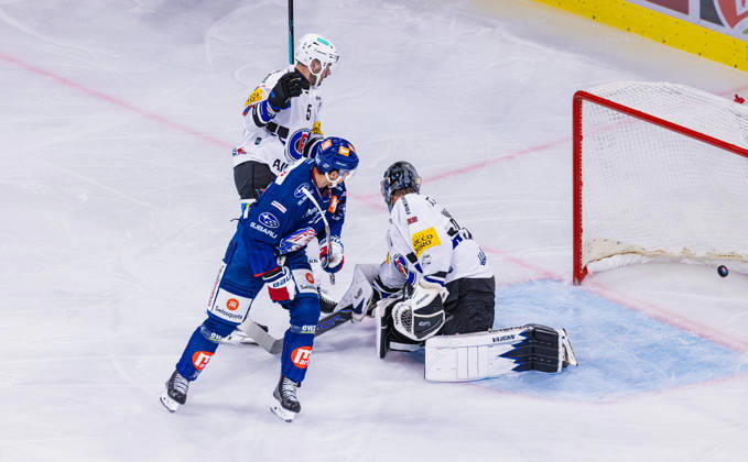 Ice hockey, Eishockey National League Regular Season - ZSC Lions vs HC Frib Zurich, Switzerland, 10th Oct 2026: 4th minute 27 Derek Grant (ZSC Lions) sees the puck behind goaltender 35 Ludovic Waeber (Fribourg). Defenseman 5 Simon Seiler (Fribourg) has no chance. Copyright: xAndreasxHaasx