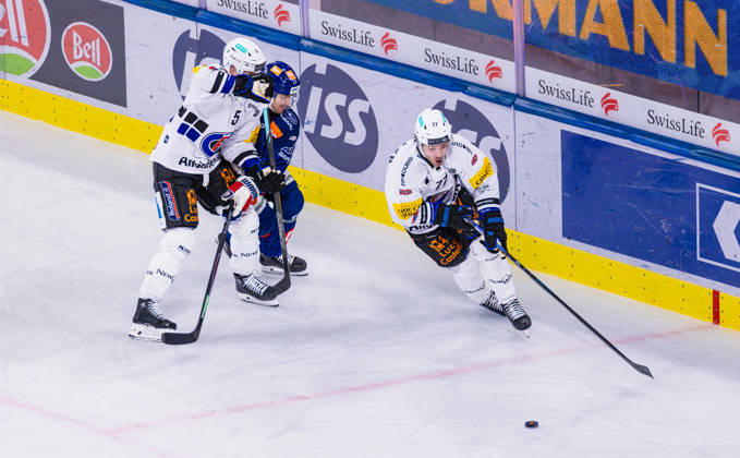 Ice hockey, Eishockey National League Regular Season - ZSC Lions vs HC Frib Zurich, Switzerland, 10th Oct 2026: 5 Simon Seiler (Fribourg) blocks 13 Justin Sigrist (ZSC Lions). 77 Maximilian Streule (Fribourg) with the puck. Copyright: xAndreasxHaasx