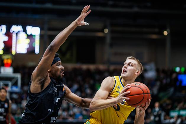 Justin Simon (Gladiators Trier) im Zweikampf mit Sam Griesel (Alba Berlin), Aktion Action Vet Concept Gladiators Trier vs Alba Berlin, Basketball, easyCredit BBL, 5. Spieltag, Saison 2026 2027, 10.10.2026 Vet Concept Gladiators Trier vs Alba Berlin, Basketball, easyCredit BBL, 5. Spieltag, Saison 2026 2027, 10.10.2026 Copyright: xEibnerxPressefotox EP_ANS