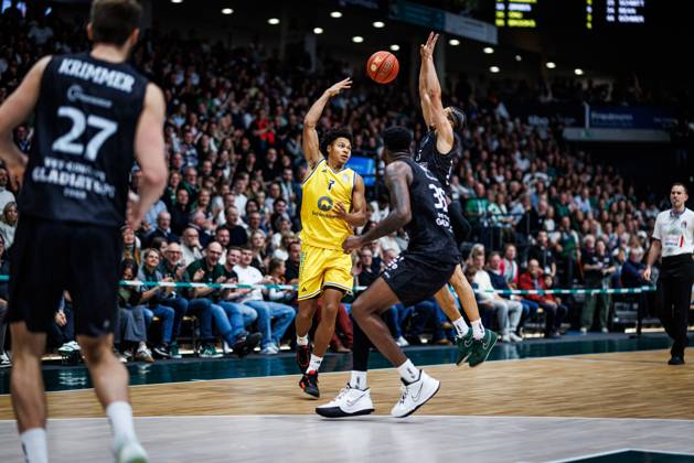 Jack Kayil (Alba Berlin) im Zweikampf mit Ejiofor Onu (Gladiators Trier) und Jordan Roland (Gladiators Trier), Aktion Action Vet Concept Gladiators Trier vs Alba Berlin, Basketball, easyCredit BBL, 5. Spieltag, Saison 2026 2027, 10.10.2026 Vet Concept Gladiators Trier vs Alba Berlin, Basketball, easyCredit BBL, 5. Spieltag, Saison 2026 2027, 10.10.2026 Copyright: xEibnerxPressefotox EP_ANS
