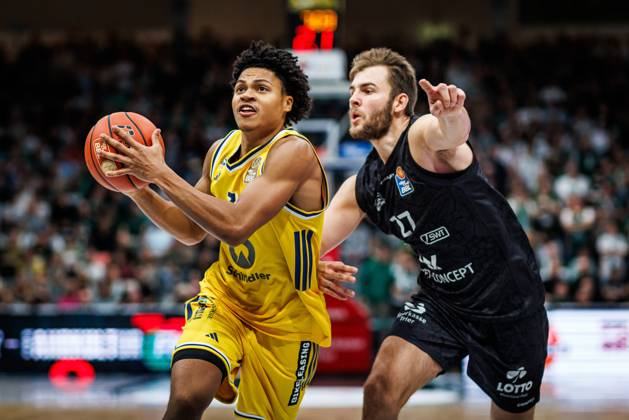 Jack Kayil (Alba Berlin) im Zweikampf mit Moritz Krimmer (Gladiators Trier), Aktion Action Vet Concept Gladiators Trier vs Alba Berlin, Basketball, easyCredit BBL, 5. Spieltag, Saison 2026 2027, 10.10.2026 Vet Concept Gladiators Trier vs Alba Berlin, Basketball, easyCredit BBL, 5. Spieltag, Saison 2026 2027, 10.10.2026 Copyright: xEibnerxPressefotox EP_ANS