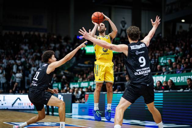 Jordan Ford (Alba Berlin) im Zweikampf mit Evans Rapieque (Gladiators Trier) und Marco Hollersbacher (Gladiators Trier), Aktion Action Vet Concept Gladiators Trier vs Alba Berlin, Basketball, easyCredit BBL, 5. Spieltag, Saison 2026 2027, 10.10.2026 Vet Concept Gladiators Trier vs Alba Berlin, Basketball, easyCredit BBL, 5. Spieltag, Saison 2026 2027, 10.10.2026 Copyright: xEibnerxPressefotox EP_ANS