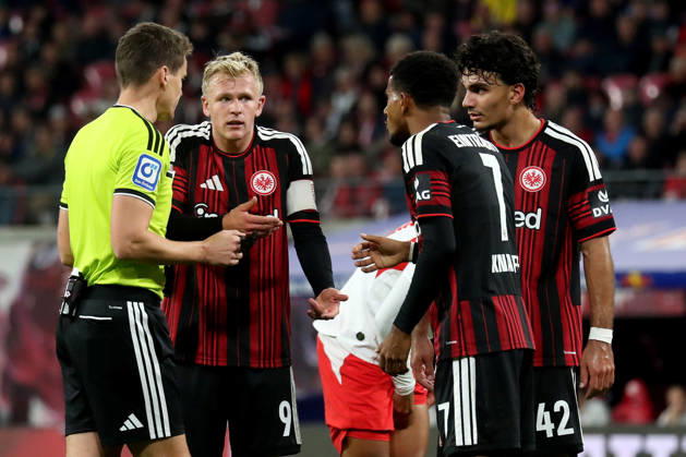 10.10.2026, xgox, Fussball 1.Bundesliga, RB Leipzig - Eintracht Frankfurt v.l. Schiedsrichter Referee Daniel Siebert Jonathan Jonny Burkardt (Eintracht Frankfurt) Ansgar Knauff (Eintracht Frankfurt) Can Uzun (Eintracht Frankfurt) (DFL DFB REGULATIONS PROHIBIT ANY USE OF PHOTOGRAPHS as IMAGE SEQUENCES and or QUASI-VIDEO) Leipzig