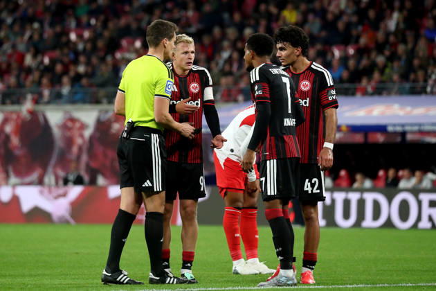 10.10.2026, xgox, Fussball 1.Bundesliga, RB Leipzig - Eintracht Frankfurt v.l. Schiedsrichter Referee Daniel Siebert Jonathan Jonny Burkardt (Eintracht Frankfurt) Ansgar Knauff (Eintracht Frankfurt) Can Uzun (Eintracht Frankfurt) (DFL DFB REGULATIONS PROHIBIT ANY USE OF PHOTOGRAPHS as IMAGE SEQUENCES and or QUASI-VIDEO) Leipzig