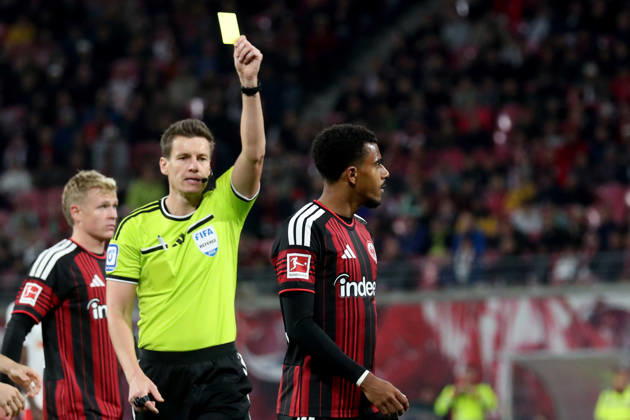 10.10.2026, xgox, Fussball 1.Bundesliga, RB Leipzig - Eintracht Frankfurt v.l. Schiedsrichter Referee Daniel Siebert zeigt Ansgar Knauff (Eintracht Frankfurt) die gelbe Karte (DFL DFB REGULATIONS PROHIBIT ANY USE OF PHOTOGRAPHS as IMAGE SEQUENCES and or QUASI-VIDEO) Leipzig