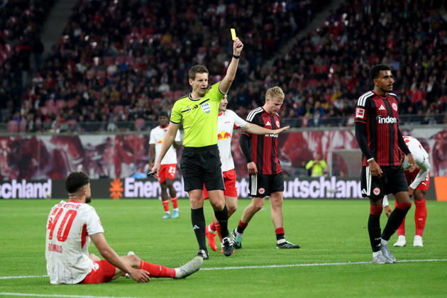 10.10.2026, xgox, Fussball 1.Bundesliga, RB Leipzig - Eintracht Frankfurt v.l. Schiedsrichter Referee Daniel Siebert zeigt Ansgar Knauff (Eintracht Frankfurt) die gelbe Karte (DFL DFB REGULATIONS PROHIBIT ANY USE OF PHOTOGRAPHS as IMAGE SEQUENCES and or QUASI-VIDEO) Leipzig