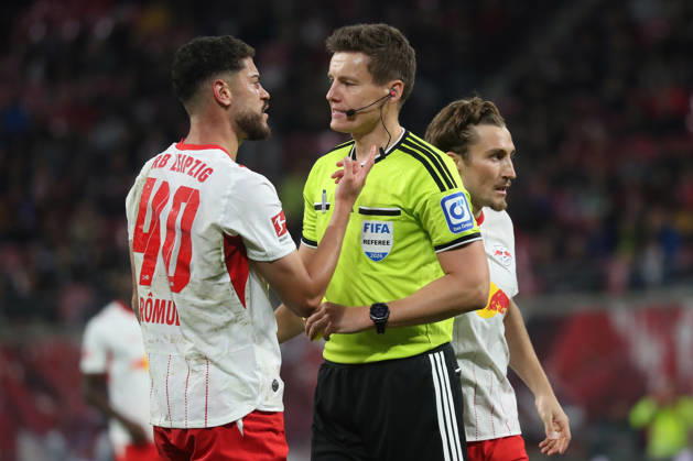 10.10.2026, xgox, Fussball 1.Bundesliga, RB Leipzig - Eintracht Frankfurt v.l. Romulo (RB Leipzig) Schiedsrichter Referee Daniel Siebert Rocco Reitz (RB Leipzig) (DFL DFB REGULATIONS PROHIBIT ANY USE OF PHOTOGRAPHS as IMAGE SEQUENCES and or QUASI-VIDEO) Leipzig