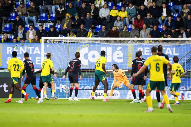 SITTARD - Anthony Descotte of Fortuna Sittard (2nd l) passes FC Twente goalkeeper Joel Drommel and scores 1-0 during the Dutch Eredivisie match between Fortuna Sittard and FC Twente at the Fortuna Sittard stadium on 10 October 2026 in Sittard, the Netherlands. IRIS VAN DEN BROEK ANP Eredivisie 2026 27 xVIxANPxSportx xxANPxIVx 572051145 originalFilename: 572051145.jpg