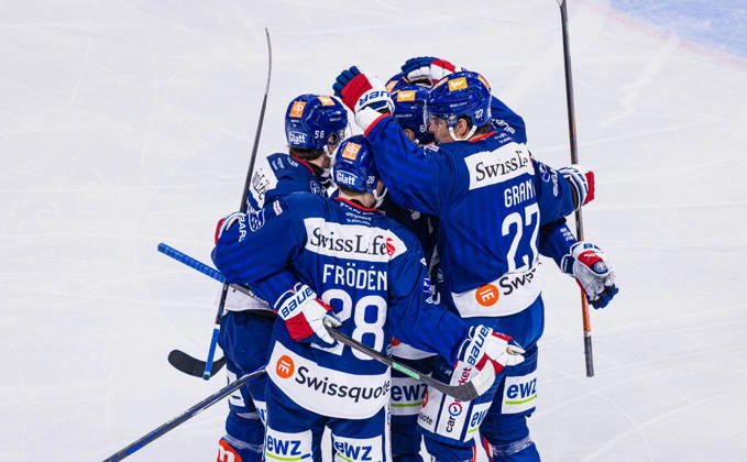 Ice hockey, Eishockey National League Regular Season - ZSC Lions vs HC Frib Zurich, Switzerland, 10th Oct 2026: 4th minute 28 Jesper Fröden (ZSC Lions) scores the equalizer, making it 1-1. 27 Derek Grant, 56 Tim Berni, 6 Yannick Weber (all ZSC Lions) celebrate with the goal scorer. Copyright: xAndreasxHaasx