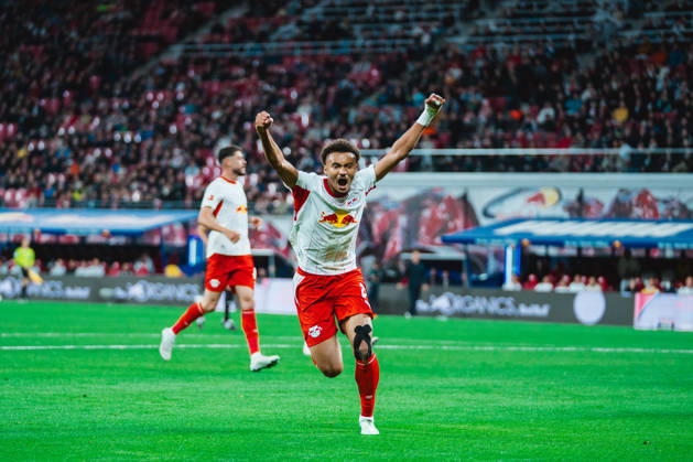 Tidiam Gomis (RB Leipzig, 27) celebrates goal number 6 for RB Leipzig RB Leipzig vs Eintracht Frankfurt, Bundesliga, Germany, Football, 26 27, GER, Leipzig, Red Bull Arena Stadium DFL regulations prohibit any use of photographs as image sequences and or quasi-video.DFL regulations prohibit any use of photographs as image sequences and or quasi-video. Leipzig Red Bull Arena, Leipzig Sachsen GER Copyright: xBillmanxDubex