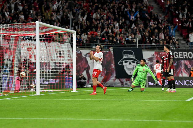 Fußball I Herren I Saison 2026-2027 I Bundesliga I 5. Spieltag I RB Leipzig - Eintracht Frankfurt I 10.10.2026 Zum 6. Mal landet der Ball im Tor von Eintracht Frankfurt, Rocco Reitz (20, RB Leipzig) jubelt, Noah Atubolu (1, Eintracht Frankfurt) kniet geschlagen auf dem Rasen, Pharrell Collins (34, Eintracht Frankfurt) (r.) Leipzig Red Bull Arena Sachsen Deutschland Copyright: xLobeca InesxHähnelx