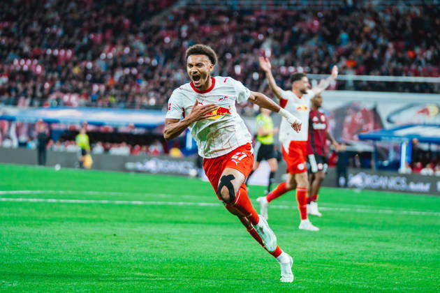 Tidiam Gomis (RB Leipzig, 27) celebrates goal number 6 for RB Leipzig RB Leipzig vs Eintracht Frankfurt, Bundesliga, Germany, Football, 26 27, GER, Leipzig, Red Bull Arena Stadium DFL regulations prohibit any use of photographs as image sequences and or quasi-video.DFL regulations prohibit any use of photographs as image sequences and or quasi-video. Leipzig Red Bull Arena, Leipzig Sachsen GER Copyright: xBillmanxDubex