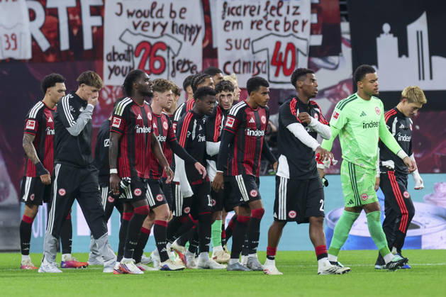 Die Spieler von Eintracht Frankfurt gehen enttaeuscht in die Kabine waehrend des spiels der 1. Bundesliga zwischen RB Leipzig und Eintracht Frankfurt, Red Bull Arena am 10. October 2026 in Leipzig, Deutschland. (Foto von Marco Steinbrenner DeFodi Images) +++ The Eintracht Frankfurt players head into the dressing room disappointed during the Bundesliga match between RB Leipzig and Eintracht Frankfurt at Red Bull Arena on October 10, 2026 in Leipzig, Germany. (Photo by Marco Steinbrenner DeFodi Images) DFB DFL REGULATIONS PROHIBIT ANY USE OF PHOTOGRAPHS AS IMAGE SEQUENCES AND OR QUASI-VIDEO. (Photo by Marco Steinbrenner DeFodi Images) -