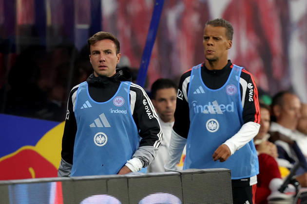 10.10.2026, xtgx, Fussball 1.Bundesliga, RB Leipzig - Eintracht Frankfurt v.l. Mario Götze Goetze (Eintracht Frankfurt) Timothy Chandler (Eintracht Frankfurt) (DFL DFB REGULATIONS PROHIBIT ANY USE OF PHOTOGRAPHS as IMAGE SEQUENCES and or QUASI-VIDEO) Leipzig
