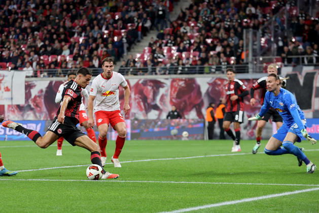 10.10.2026, xtgx, Fussball 1.Bundesliga, RB Leipzig - Eintracht Frankfurt v.l. Younes Ebnoutalib (Eintracht Frankfurt) Maarten Vandevoordt (RB Leipzig) Zweikampf, Aktion, action, battle for the ball (DFL DFB REGULATIONS PROHIBIT ANY USE OF PHOTOGRAPHS as IMAGE SEQUENCES and or QUASI-VIDEO) Leipzig