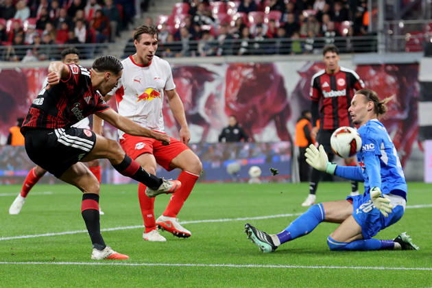 10.10.2026, xtgx, Fussball 1.Bundesliga, RB Leipzig - Eintracht Frankfurt v.l. Younes Ebnoutalib (Eintracht Frankfurt) Maarten Vandevoordt (RB Leipzig) Zweikampf, Aktion, action, battle for the ball (DFL DFB REGULATIONS PROHIBIT ANY USE OF PHOTOGRAPHS as IMAGE SEQUENCES and or QUASI-VIDEO) Leipzig