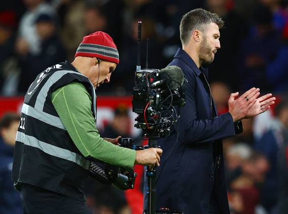 Manchester United, ManU manager Michael Carrick thanks the fans at the end of the match Manchester United v Tottenham Hotspur, Premier League, Football, Old Trafford, Manchester, UK - 10 Oct 2026Manchester Old Trafford United Kingdom EDITORIAL USE ONLY No use with unauthorised audio, video, data, fixture lists, club league logos or live services. Online in-match use limited to 120 images, no video emulation. No use in betting, games or single club league player publications. Copyright: xMattxWest Shutterstockx 17208388am