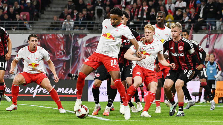 Fußball Bundesliga, Saison 2026 2027, 5. Spieltag, RB Leipzig vs. SGE Eintracht Frankfurt (10.10.2026) Hackenvorlage Christopher Nkunku (Mittelstürmer RB Leipzig, Rückennummer 28) beim Bundesliga-Spiel Leipzig gegen Eintracht Frankfurt (10.10.2026). Leipzig Sachsen Deutschland Red-Bull Arena