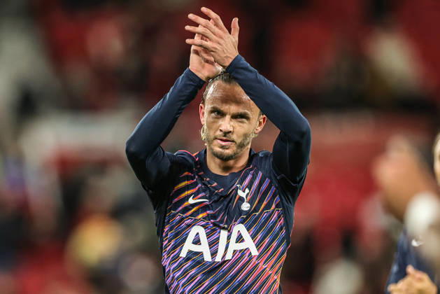 Premier League: Manchester United, ManU v Tottenham Hotspur James Maddison of Tottenham Hotspur applauds the fans after the game during the Premier League match Manchester United vs Tottenham Hotspur at Old Trafford, Manchester, United Kingdom on 10 October 2026 (Photo by Mark Cosgrove News Images) Manchester Old Trafford Greater Manchester United Kingdom Copyright: xMarkxCosgrove NewsxImagesx