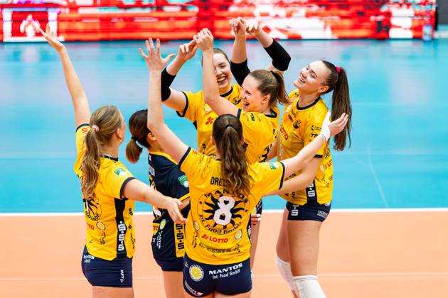 10.10.2026, GER, Volleyball, Dekra 1.Bl, Frauen, Saison 26 27, Haputrunde, VfB Suhl Lotto Thueringen - Skurios Volleys Borken Lara Nagels (VfB Suhl Lotto Thueringen) jubelt gemeinsam mit ihrer Mannschaft nach dem 3:0 Heimsieg gegen Skurios Volleys Borken 98527 Suhl Sporthalle Wolfsgrube Thüringen Deutschland
