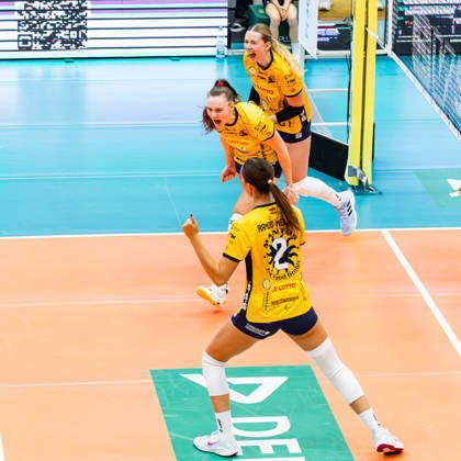 10.10.2026, GER, Volleyball, Dekra 1.Bl, Frauen, Saison 26 27, Haputrunde, VfB Suhl Lotto Thueringen - Skurios Volleys Borken Emma Boyd (VfB Suhl Lotto Thueringen)jubelt gemeinsam mit Irene del Carmen Ramos Mencia (VfB Suhl Lotto Thueringen) und Lea Feistritzer (VfB Suhl Lotto Thueringen) 98527 Suhl Sporthalle Wolfsgrube Thüringen Deutschland