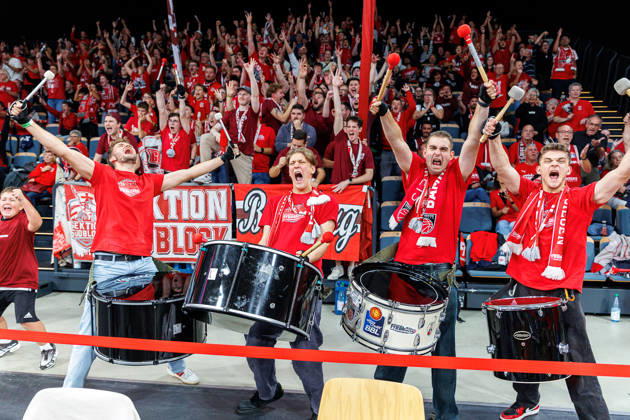 Sport Bilder des Tages Fan, Fans, Zuschauer, jubelt, Jubel, positive Emotionen, positive Emotion, Symbolbild, Symbolfoto, Themenfoto, Themenbild, Trommel, Trommler, BMA365 Bamberg Baskets vs. Syntainics MBC, Basketball, easyCredit BBL, 5. Spieltag, 10.10.2026 BMA365 Bamberg Baskets vs. Syntainics MBC, Basketball, easyCredit BBL, 5. Spieltag, 10.10.2026 Bamberg Copyright: xEibner-Pressefoto G.xSantemizx EP_EER