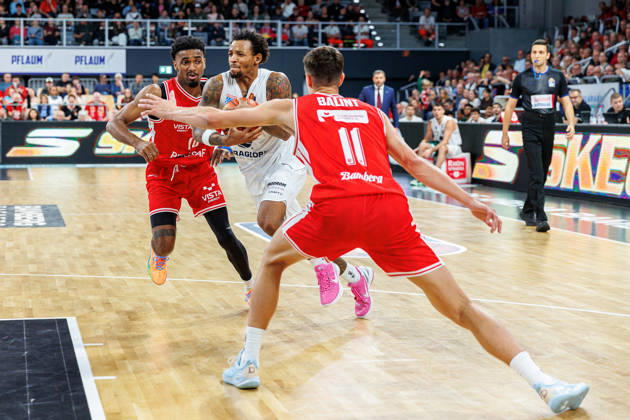 Mylik Wilson (BMA365 Bamberg Baskets, 10), DeLonnie Hunt (Syntainics MBC, 03), Richard Balint (BMA365 Bamberg Baskets, 11), BMA365 Bamberg Baskets vs. Syntainics MBC, Basketball, easyCredit BBL, 5. Spieltag, 10.10.2026 BMA365 Bamberg Baskets vs. Syntainics MBC, Basketball, easyCredit BBL, 5. Spieltag, 10.10.2026 Bamberg Copyright: xEibner-Pressefoto G.xSantemizx EP_EER