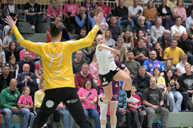 Sarah Dekker (SCM Ramnicu Valcea, 09) beim Torwurf gegen Sara Suba (TusSies Metzingen, 77) im Tor TusSies Metzingen vs. SCM Ramnicu Valcea, Handball, EHF, Europa Leauge Qualifikation Rueckspiel, Saison 2026 2027, 10.10.2026 TusSies Metzingen vs. SCM Ramnicu Valcea, Handball, EHF, Europa Leauge Qualifikation Rueckspiel, Saison 2026 2027, 10.10.2026 Metzingen Copyright: xEibner-Pressefotox EP_TBR
