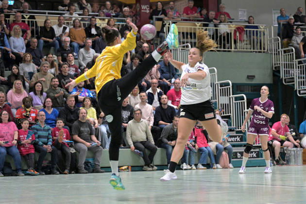 Sarah Dekker (SCM Ramnicu Valcea, 09) beim Torwurf gegen Sara Suba (TusSies Metzingen, 77) im Tor TusSies Metzingen vs. SCM Ramnicu Valcea, Handball, EHF, Europa Leauge Qualifikation Rueckspiel, Saison 2026 2027, 10.10.2026 TusSies Metzingen vs. SCM Ramnicu Valcea, Handball, EHF, Europa Leauge Qualifikation Rueckspiel, Saison 2026 2027, 10.10.2026 Metzingen Copyright: xEibner-Pressefotox EP_TBR