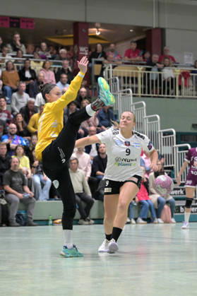 Sarah Dekker (SCM Ramnicu Valcea, 09) beim Torwurf gegen Sara Suba (TusSies Metzingen, 77) im Tor TusSies Metzingen vs. SCM Ramnicu Valcea, Handball, EHF, Europa Leauge Qualifikation Rueckspiel, Saison 2026 2027, 10.10.2026 TusSies Metzingen vs. SCM Ramnicu Valcea, Handball, EHF, Europa Leauge Qualifikation Rueckspiel, Saison 2026 2027, 10.10.2026 Metzingen Copyright: xEibner-Pressefotox EP_TBR