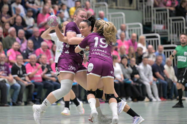Elena Cristina Florica(SCM Ramnicu Valcea, 22) am Ball gegen Ida Petzold (TusSies Metzingen, 08) und Johanna Farkas (TusSies Metzingen, 19) TusSies Metzingen vs. SCM Ramnicu Valcea, Handball, EHF, Europa Leauge Qualifikation Rueckspiel, Saison 2026 2027, 10.10.2026 TusSies Metzingen vs. SCM Ramnicu Valcea, Handball, EHF, Europa Leauge Qualifikation Rueckspiel, Saison 2026 2027, 10.10.2026 Metzingen Copyright: xEibner-Pressefotox EP_TBR