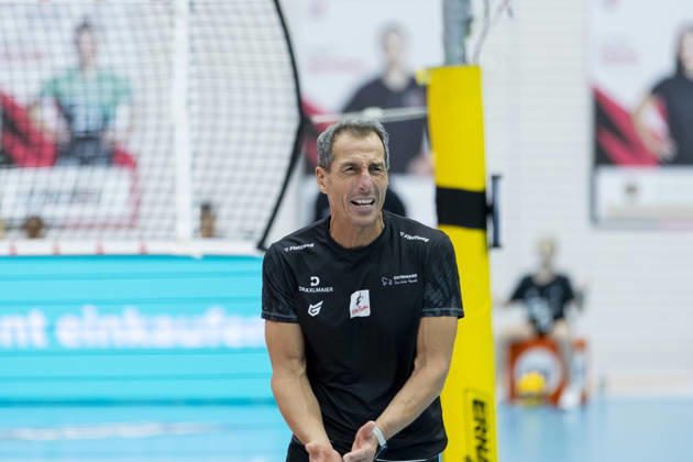 DEKRA 1. Bundesliga Frauen: Schwarz-Weiss Erfurt vs. Rote Raben Vilsbiburg; Erfurt; 10.10.2026 Guillermo Gallardo (Trainer; Rote Raben Vilsbiburg) DEKRA 1. Bundesliga Frauen: Schwarz-Weiss Erfurt vs. Rote Raben Vilsbiburg; Riethsporthalle Erfurt; 10.10.2026 Copyright: xBEAUTIFULxSPORTS Duehringx