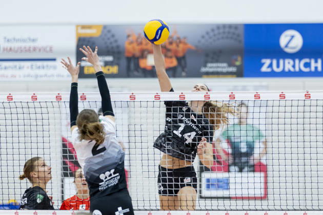 DEKRA 1. Bundesliga Frauen: Schwarz-Weiss Erfurt vs. Rote Raben Vilsbiburg; Erfurt; 10.10.2026 Amanda Cavalcanti ( 14; Rote Raben Vilsbiburg) gegen Elizabeth Sandbothe ( 2; Schwarz-Weiss Erfurt) DEKRA 1. Bundesliga Frauen: Schwarz-Weiss Erfurt vs. Rote Raben Vilsbiburg; Riethsporthalle Erfurt; 10.10.2026 Copyright: xBEAUTIFULxSPORTS Duehringx