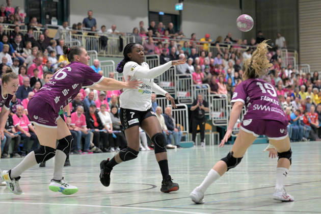 Grace Zaadi Deuna (SCM Ramnicu Valcea, 07) am Ball gegen Svenja Huebner (TusSies Metzingen, 26) und Johanna Farkas (TusSies Metzingen, 19) TusSies Metzingen vs. SCM Ramnicu Valcea, Handball, EHF, Europa Leauge Qualifikation Rueckspiel, Saison 2026 2027, 10.10.2026 TusSies Metzingen vs. SCM Ramnicu Valcea, Handball, EHF, Europa Leauge Qualifikation Rueckspiel, Saison 2026 2027, 10.10.2026 Metzingen Copyright: xEibner-Pressefotox EP_TBR