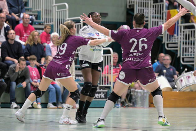 Grace Zaadi Deuna (SCM Ramnicu Valcea, 07) am Ball gegen Johanna Farkas (TusSies Metzingen, 19) und Svenja Huebner (TusSies Metzingen, 26) TusSies Metzingen vs. SCM Ramnicu Valcea, Handball, EHF, Europa Leauge Qualifikation Rueckspiel, Saison 2026 2027, 10.10.2026 TusSies Metzingen vs. SCM Ramnicu Valcea, Handball, EHF, Europa Leauge Qualifikation Rueckspiel, Saison 2026 2027, 10.10.2026 Metzingen Copyright: xEibner-Pressefotox EP_TBR