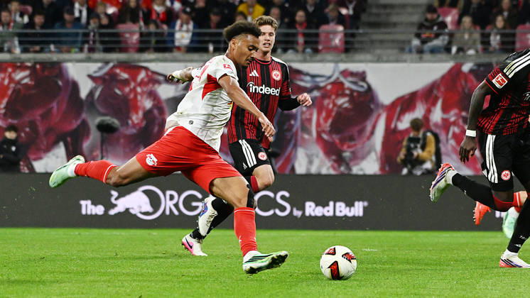 Fußball Bundesliga, Saison 2026 2027, 5. Spieltag, RB Leipzig vs. SGE Eintracht Frankfurt (10.10.2026) Tor zum 6:0 durch Torschütze Tidiam Gomis (Linksaußen RB Leipzig, Rückennummer 27) (Mitte ) beim Bundesliga-Spiel Leipzig gegen Eintracht Frankfurt (10.10.2026). Gomis tirifft und jubelt. Leipzig Sachsen Deutschland Red-Bull Arena