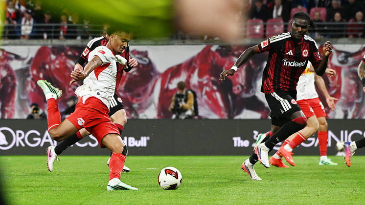 Fußball Bundesliga, Saison 2026 2027, 5. Spieltag, RB Leipzig vs. SGE Eintracht Frankfurt (10.10.2026) Tor zum 6:0 durch Torschütze Tidiam Gomis (Linksaußen RB Leipzig, Rückennummer 27) (Mitte ) beim Bundesliga-Spiel Leipzig gegen Eintracht Frankfurt (10.10.2026). Gomis tirifft und jubelt. Leipzig Sachsen Deutschland Red-Bull Arena