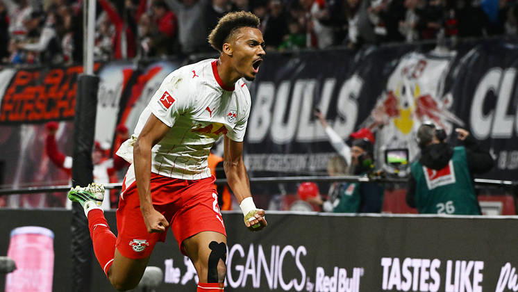 Fußball Bundesliga, Saison 2026 2027, 5. Spieltag, RB Leipzig vs. SGE Eintracht Frankfurt (10.10.2026) Tor zum 6:0 durch Torschütze Tidiam Gomis (Linksaußen RB Leipzig, Rückennummer 27) (Mitte ) beim Bundesliga-Spiel Leipzig gegen Eintracht Frankfurt (10.10.2026). Gomis tirifft und jubelt. Leipzig Sachsen Deutschland Red-Bull Arena