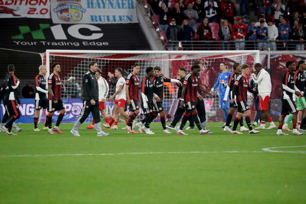 10.10.2026, xgox, Fussball 1.Bundesliga, RB Leipzig - Eintracht Frankfurt v.l. Spieler der Eintracht Enttäuscht, traurig, frustriert, ratlos, (DFL DFB REGULATIONS PROHIBIT ANY USE OF PHOTOGRAPHS as IMAGE SEQUENCES and or QUASI-VIDEO) Leipzig