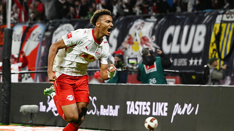 Fußball Bundesliga, Saison 2026 2027, 5. Spieltag, RB Leipzig vs. SGE Eintracht Frankfurt (10.10.2026) Tor zum 6:0 durch Torschütze Tidiam Gomis (Linksaußen RB Leipzig, Rückennummer 27) (Mitte ) beim Bundesliga-Spiel Leipzig gegen Eintracht Frankfurt (10.10.2026). Gomis tirifft und jubelt. Leipzig Sachsen Deutschland Red-Bull Arena