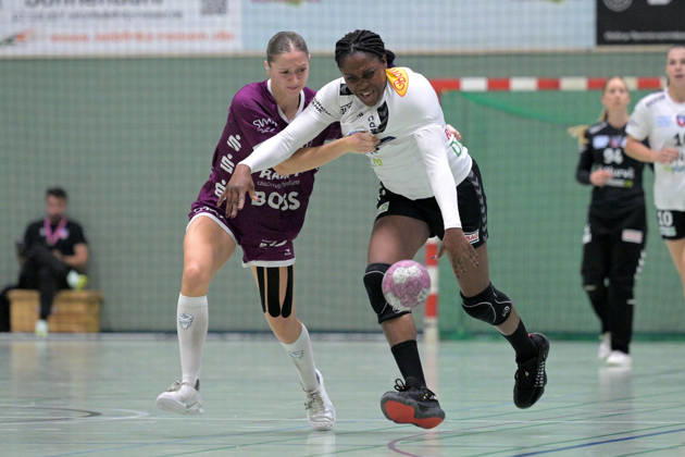 Marie Luisa Stumpf (TusSies Metzingen, 24) gegen Grace Zaadi Deuna (SCM Ramnicu Valcea, 07) am Ball TusSies Metzingen vs. SCM Ramnicu Valcea, Handball, EHF, Europa Leauge Qualifikation Rueckspiel, Saison 2026 2027, 10.10.2026 TusSies Metzingen vs. SCM Ramnicu Valcea, Handball, EHF, Europa Leauge Qualifikation Rueckspiel, Saison 2026 2027, 10.10.2026 Metzingen Copyright: xEibner-Pressefotox EP_TBR