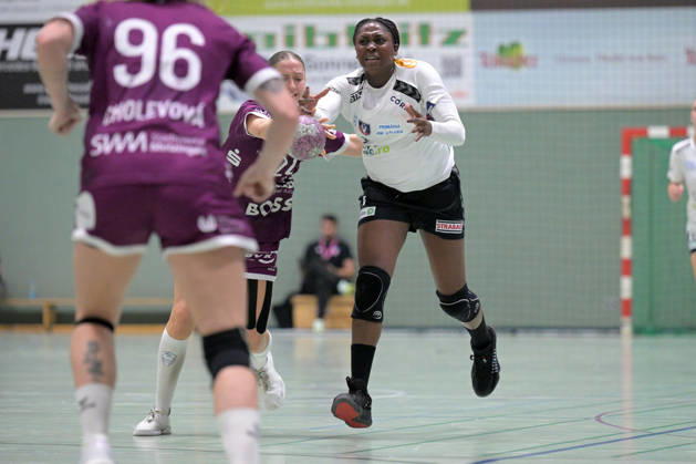 Marie Luisa Stumpf (TusSies Metzingen, 24) gegen Grace Zaadi Deuna (SCM Ramnicu Valcea, 07) am Ball TusSies Metzingen vs. SCM Ramnicu Valcea, Handball, EHF, Europa Leauge Qualifikation Rueckspiel, Saison 2026 2027, 10.10.2026 TusSies Metzingen vs. SCM Ramnicu Valcea, Handball, EHF, Europa Leauge Qualifikation Rueckspiel, Saison 2026 2027, 10.10.2026 Metzingen Copyright: xEibner-Pressefotox EP_TBR