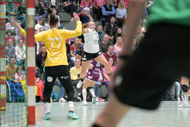 Sarah Dekker (SCM Ramnicu Valcea, 09) beim Torwurf gegen Sara Suba (TusSies Metzingen, 77) im Tor TusSies Metzingen vs. SCM Ramnicu Valcea, Handball, EHF, Europa Leauge Qualifikation Rueckspiel, Saison 2026 2027, 10.10.2026 TusSies Metzingen vs. SCM Ramnicu Valcea, Handball, EHF, Europa Leauge Qualifikation Rueckspiel, Saison 2026 2027, 10.10.2026 Metzingen Copyright: xEibner-Pressefotox EP_TBR